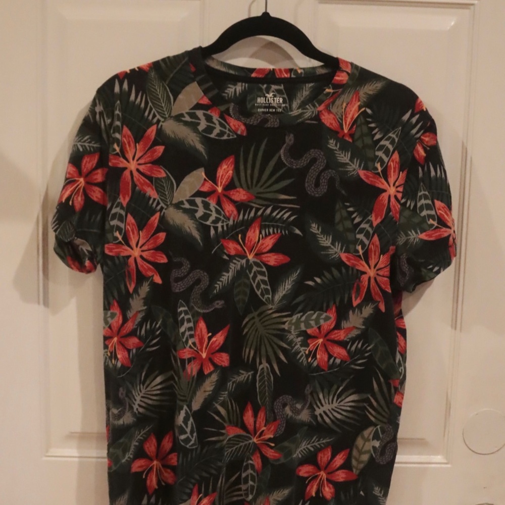 Hollister Black Tropical Print Short Sleeve Tee - Picture 2 of 10